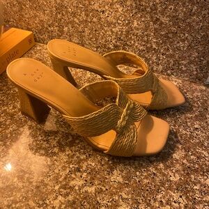 Woven/wicker tan heeled sandals - short heel